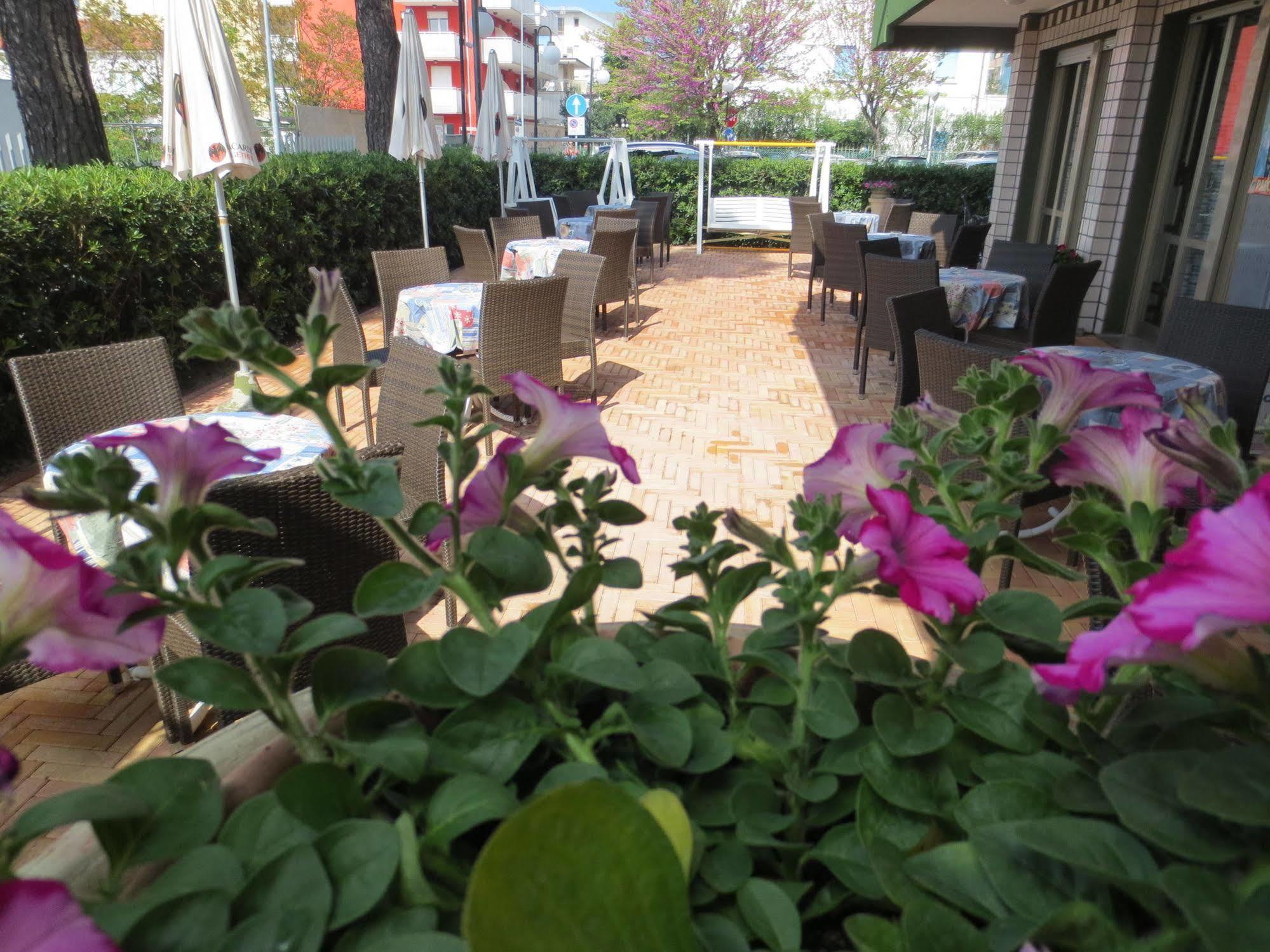 Hotel Etna - Nuova Gestione Romagnola All-Inclusive Spiaggia Parcheggio Riccione Exterior foto